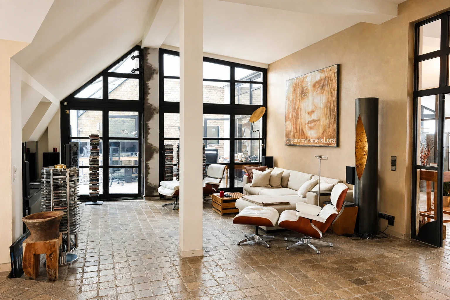 Offener Wohnbereich im Loft am Lietzensee in Berlin