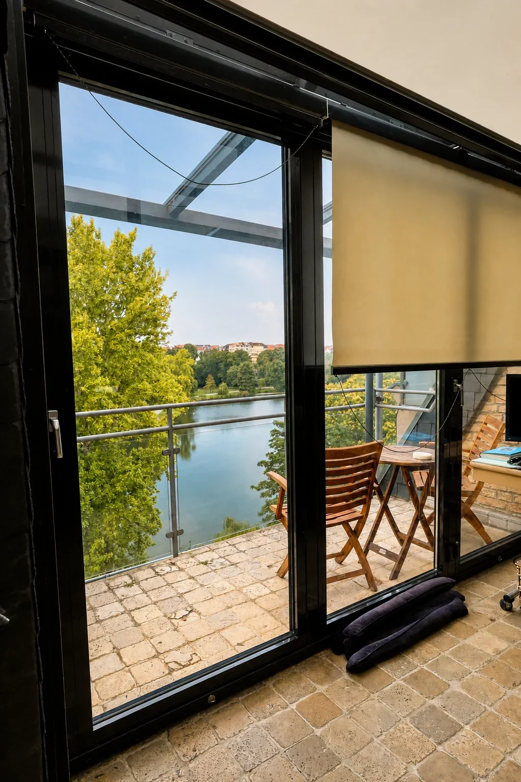 Terrasse und Ausblick durch die Fensterfront