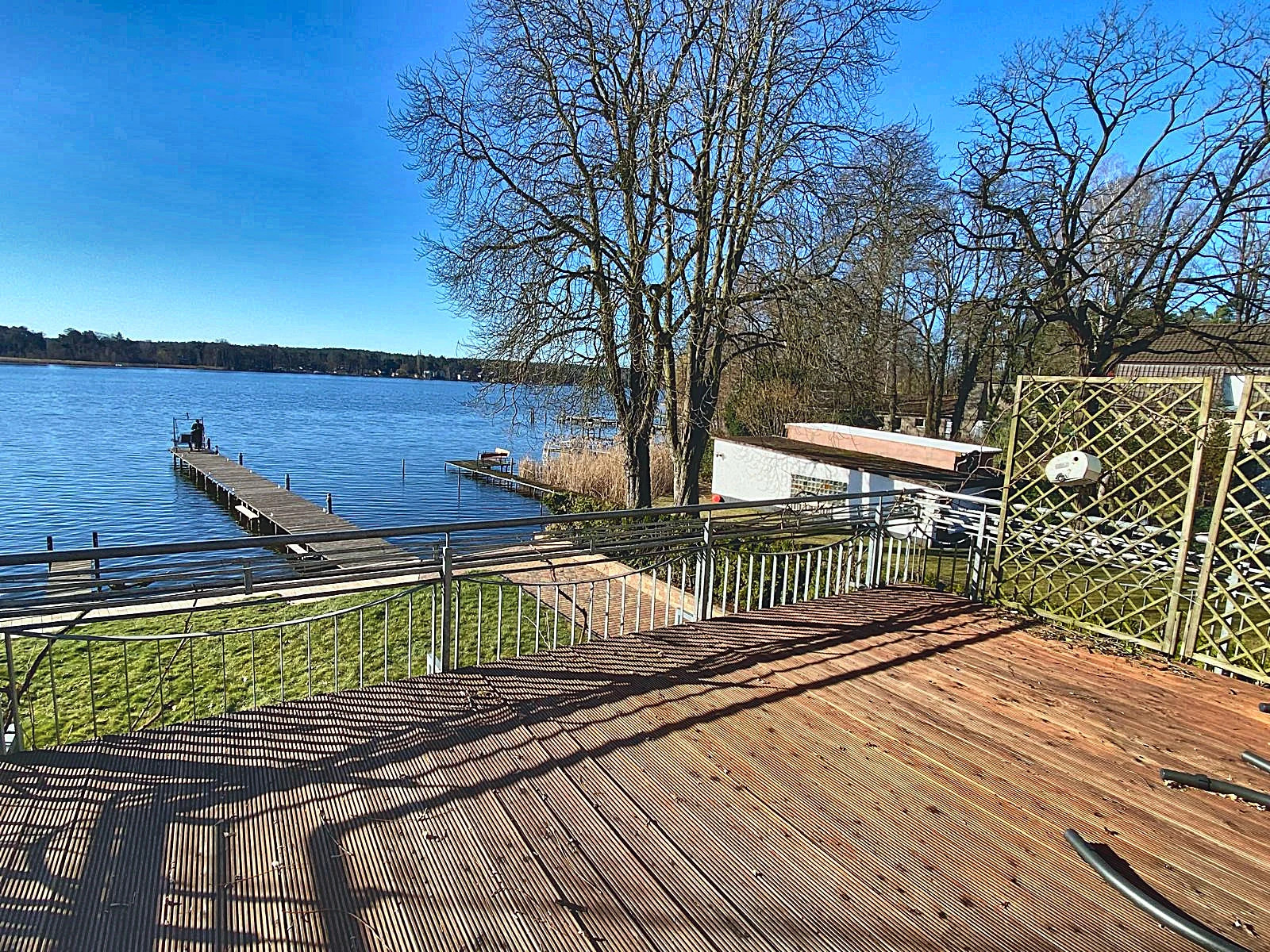 Terrasse und Steg einer besonderen Immobilie am Krüpelsee