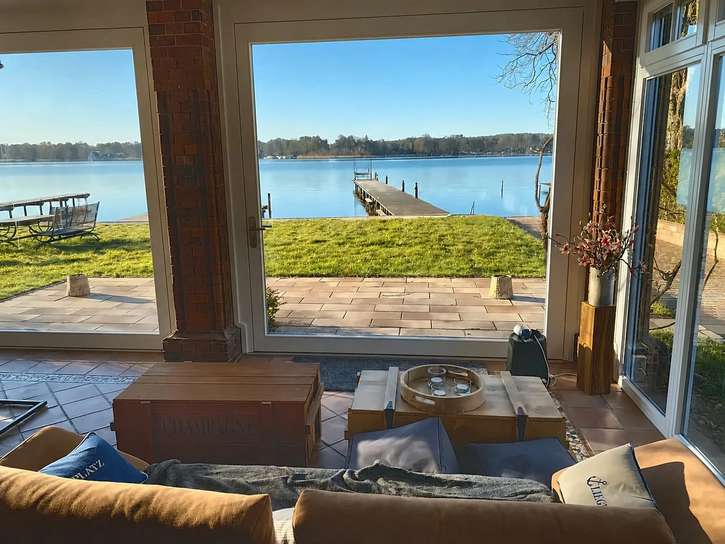 Wohnbereich mit großem Fenster zum See