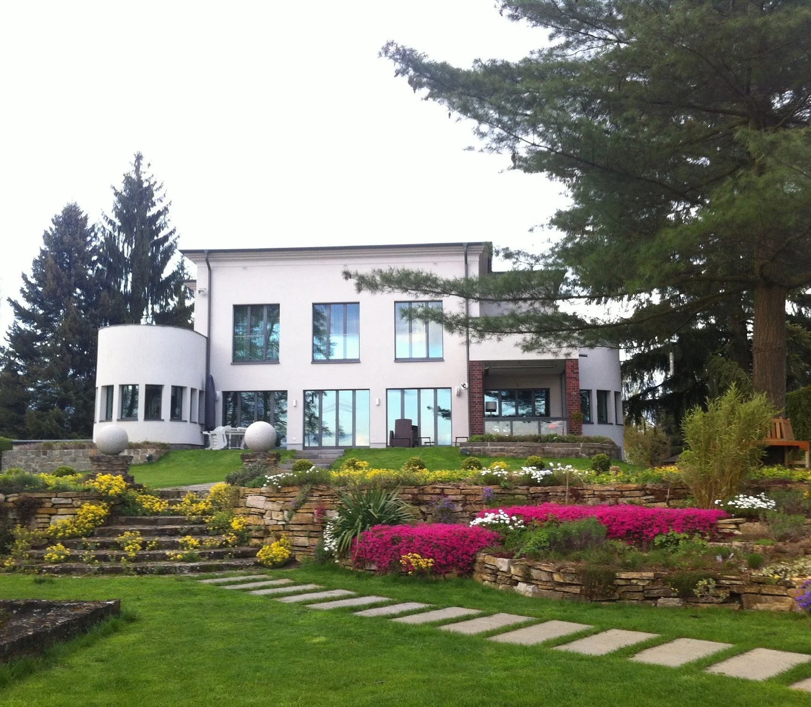 Villa am Teupitzer See mit grünem Garten